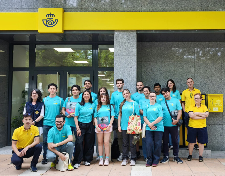 Visita de los estudiantes de la University Walking Commnity a la oficina de Correos de Jaca