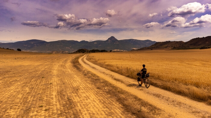 Peregrino haciendo el camino de santiago en bicicleta