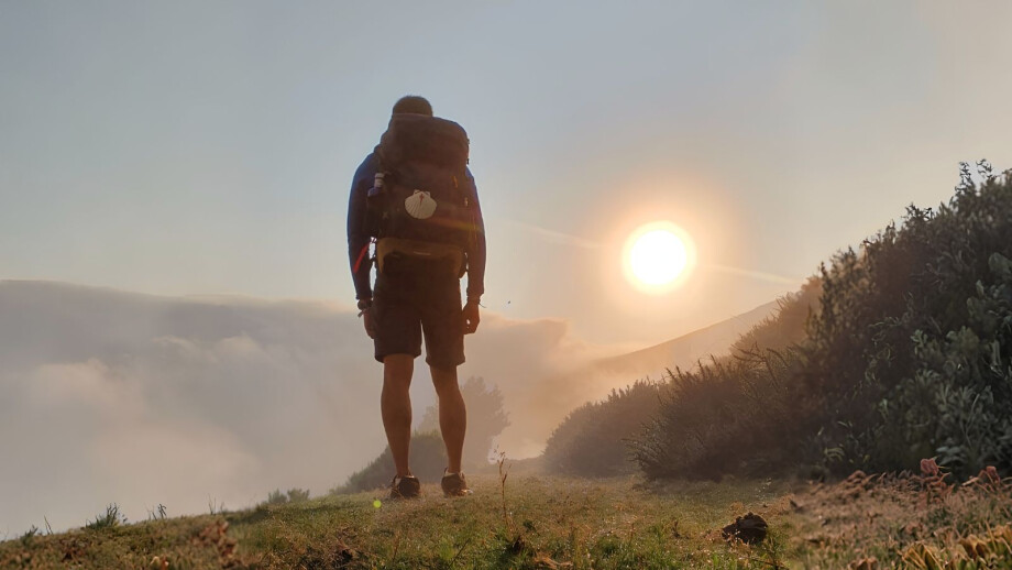 Peregrino haciendo el Camino de Santiago en verano