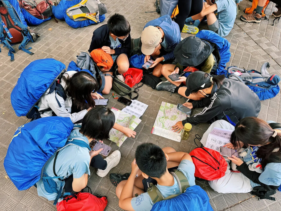 Alumnos de Taiwán revisando mapas del Camino de Santiago