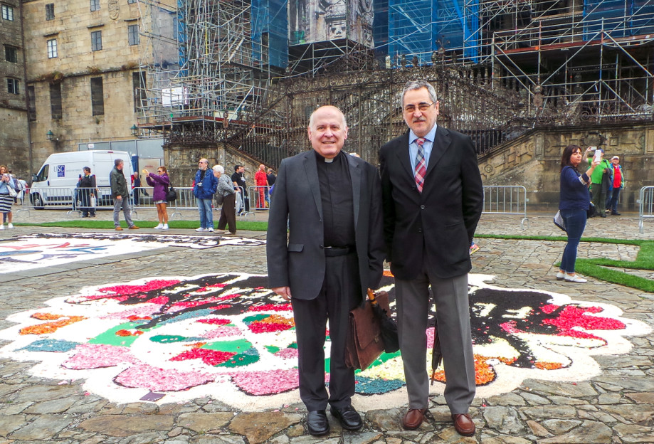 El deán, Segundo Pérez, junto a Ángel Pérez en el Obradoiro