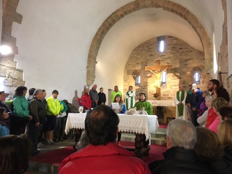 Bendición y misa del peregrino en la iglesia de O Cebreiro