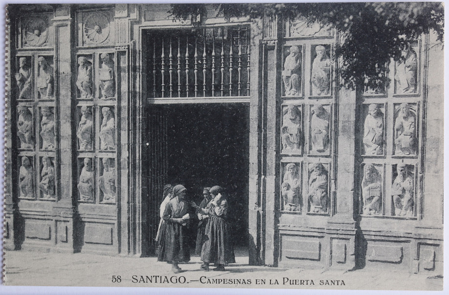 Postal de la Puerta Santa de la Catedral de Santiago incluida en la exposición Camiño ComPostal