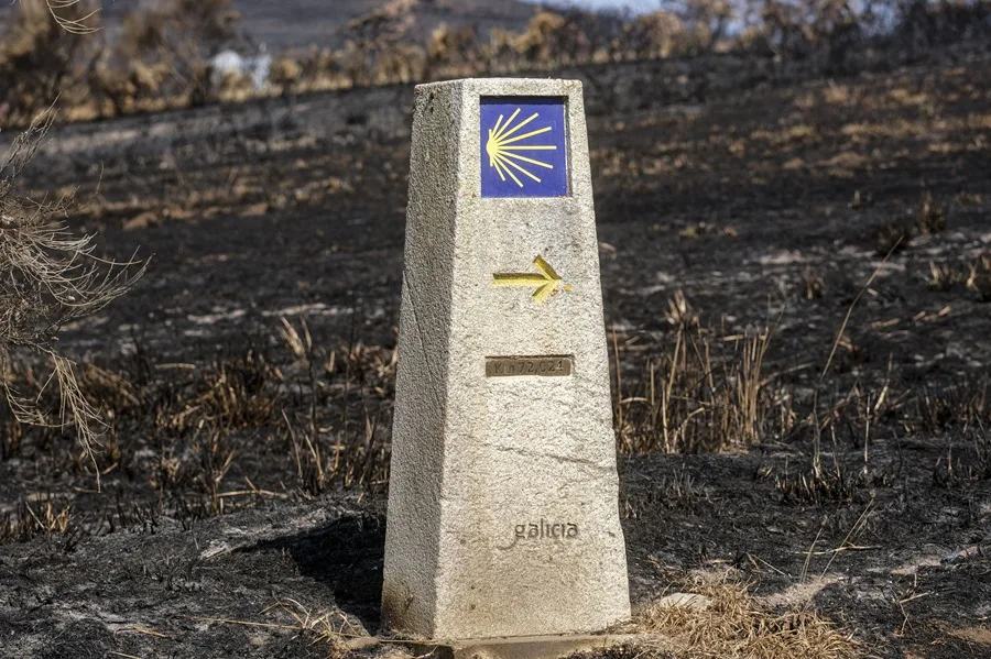 Mojón en un incendio en el camino de Santiago