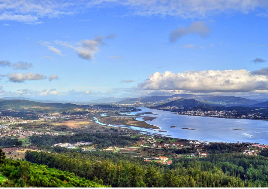 Vista de la desembocadura del Miño desde el Monte Santa Trega, en A Guarda