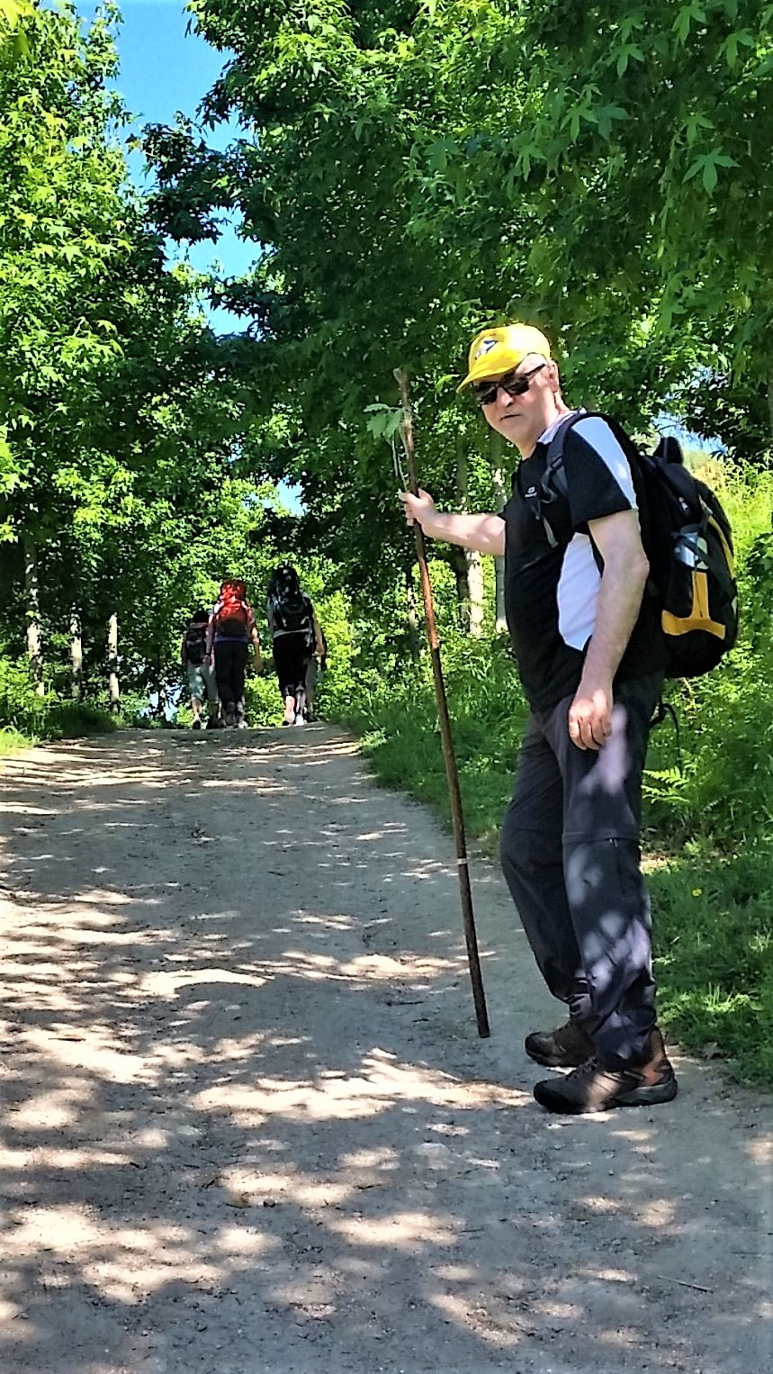 Ángel Pérez, impulsor de El Camino con Correos, recorriendo el Camino de Santiago