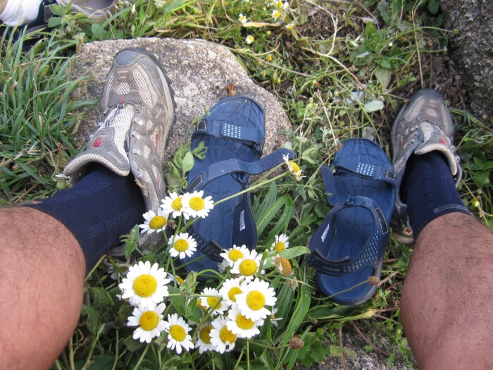 Os pés de um peregrino durante o Caminho de Santiago na primavera