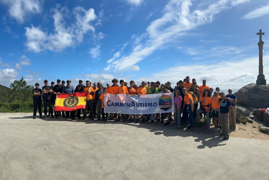 Foto grupal del CamminAutismo junto a los cuerpos de seguridad