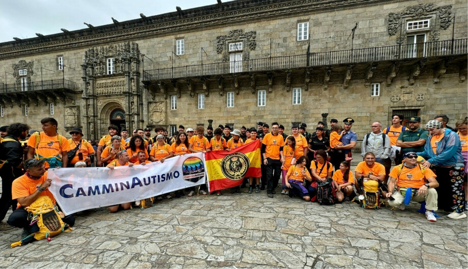 Participantes del CamminAutismo tras llegar a la Plaza del Obradoiro