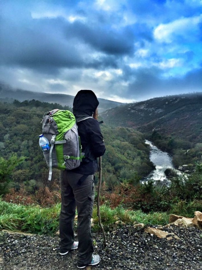 Peregrino haciendo el Camino de Santiago solo