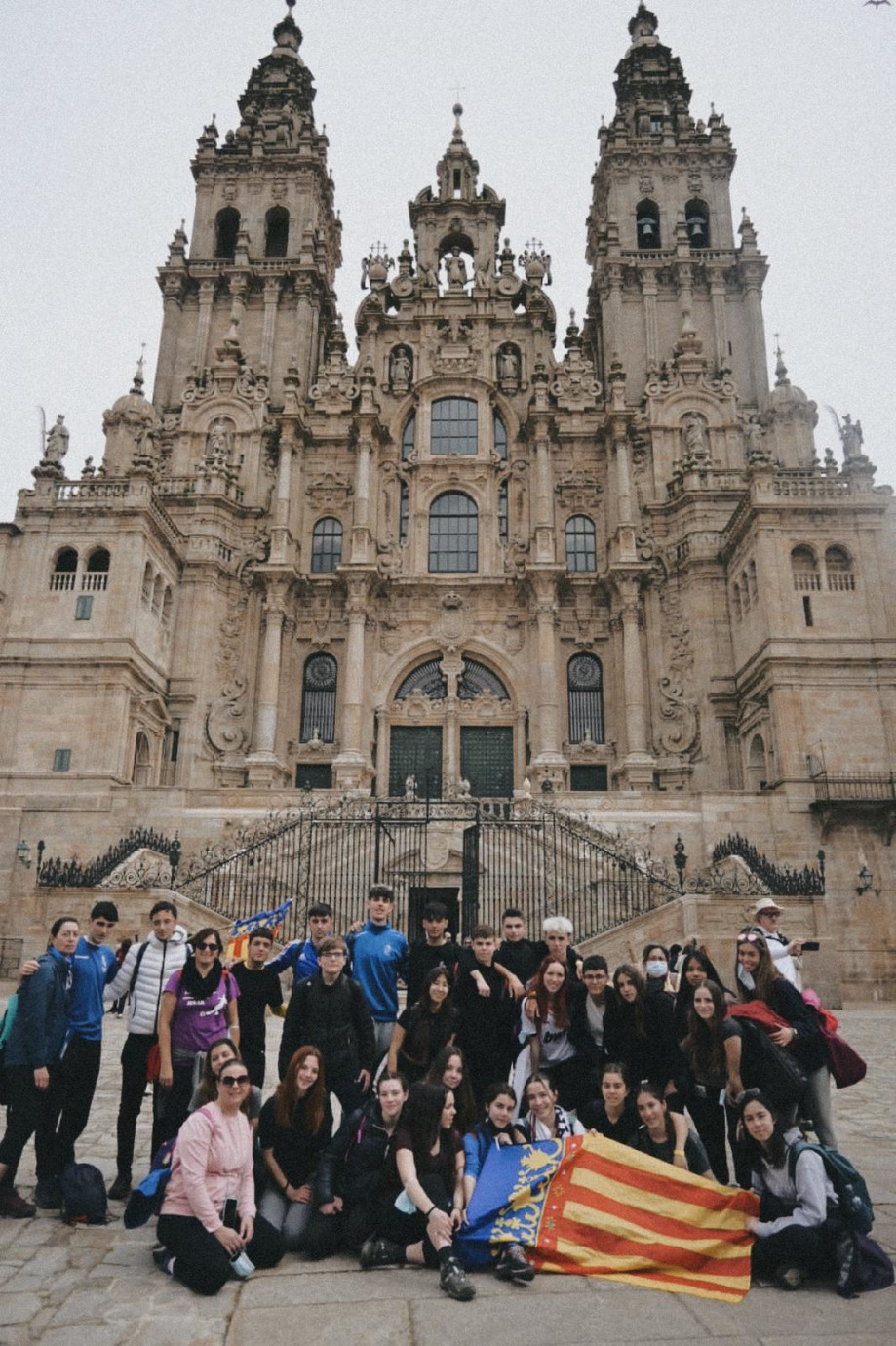 Alumnos del colegio Francisco Llopis de Liria tras finalizar su Camino de Santiago