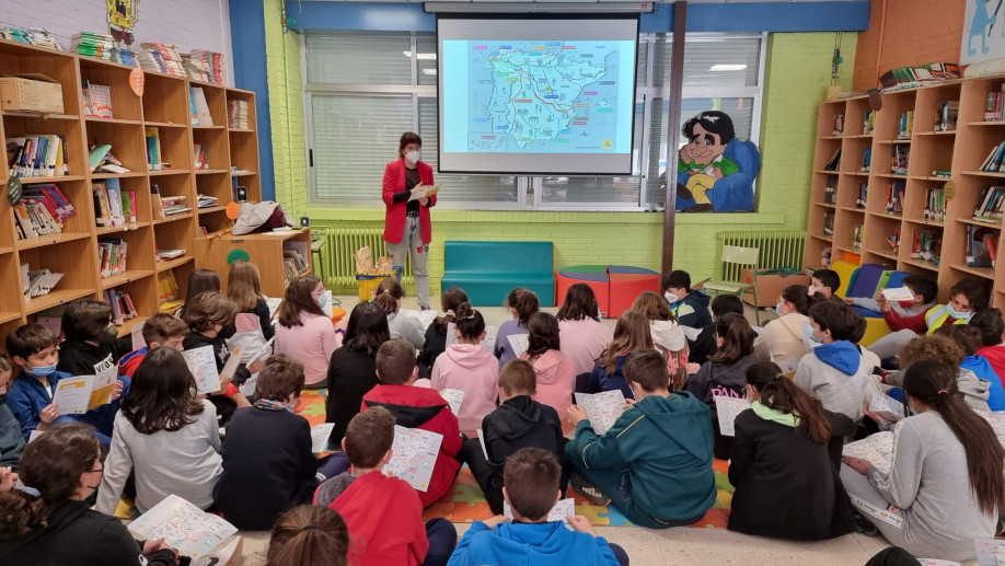 Escolares del CEIP Carlos Casares de Xinzo de Limia durante una charla sobre el Camino de Santiago