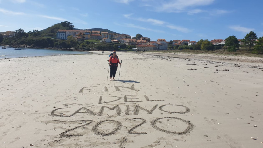 Isabel Braña al final de su Camino en Finisterre