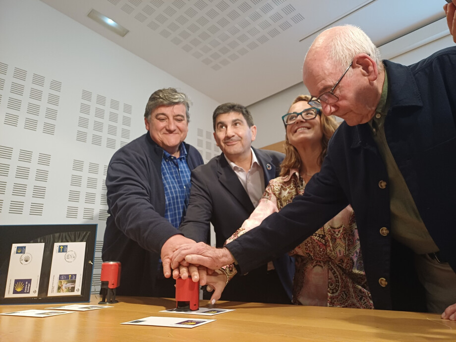 Matasellado de los sobres conmemorativos de la emisión de los sellos jacobeos