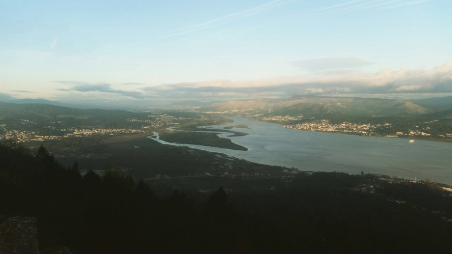 Desembocadura del río Miño desde A Guarda, punto de inicio del Camino Portugués de la Costa en Galicia