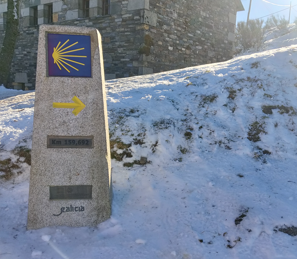 Mojón del Camino de Santiago en O Cebreiro 