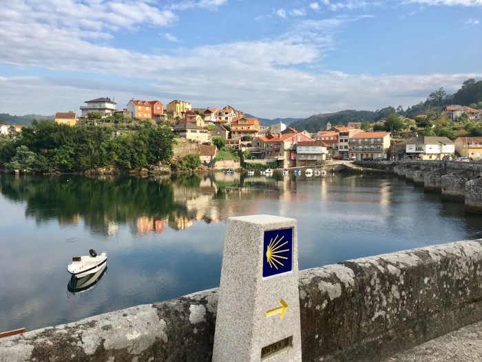 Mojón del Camino de Santiago en Pontesampaio