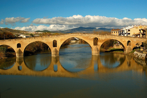 Puente la reina monumentos en el camino de santiago