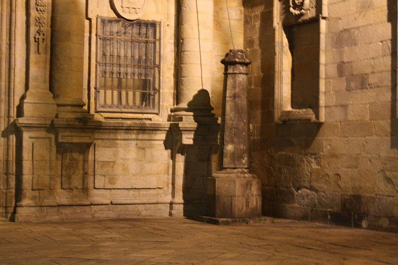 Peregrino en la plaza de la Quintana, en Santiago de Compostela