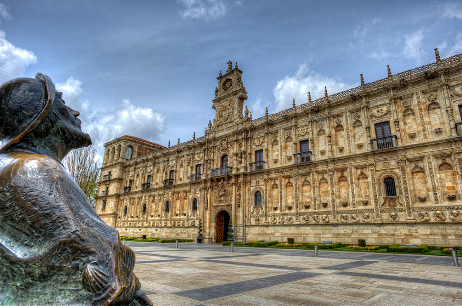 Estatua de peregrino frente al Parador de San Marcos de León, antiguo hospital de peregrinos