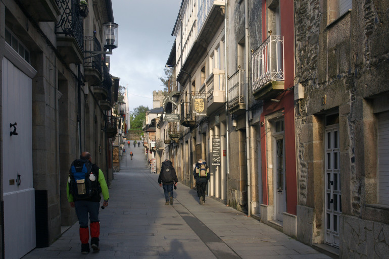 Peregrinos realizando el Camino de Santiago desde Sarria