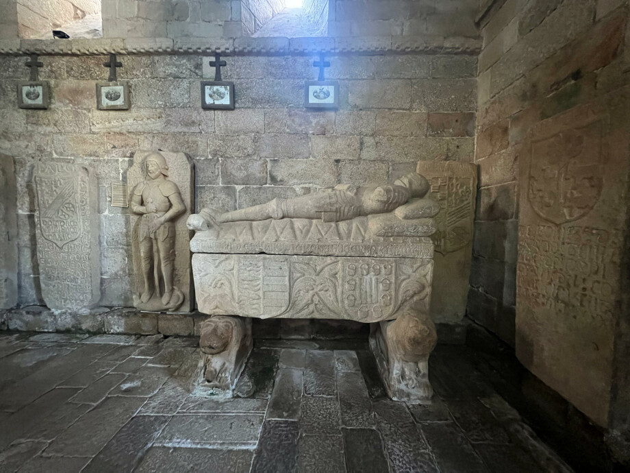 Sepulcros de caballeros de la Orden de Santiago en Vilar de Donas