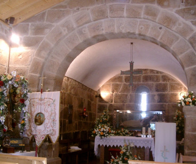 Interior de la Capela da Madalena en el Camino Portugués