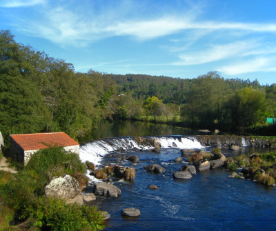 Camino a Fisterra sobre el Río Tambre