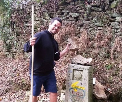 Peregrino recorriendo la etapa Arzúa - O Pedrouzo del Camino Francés