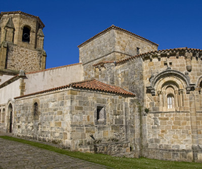 Iglesia románica de Bareyo en el Camino del Norte