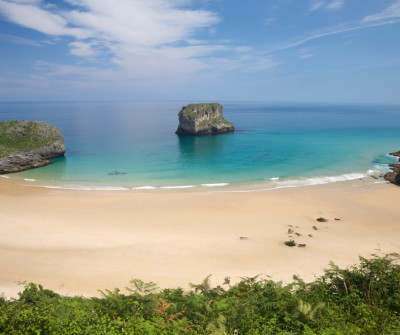 Playa Ballota en el Camino del Norte