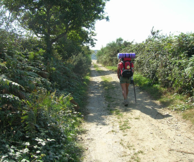 Peregrino caminando hacia Lousada, Camino del Norte