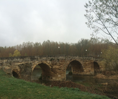 Puente romano de Terradillos de los Templarios en el Camino Francés