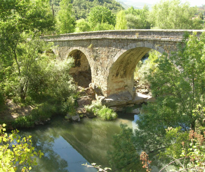 Puente medieval sobre el río Porma en el Camino Francés