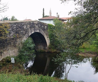 Puente sobre el río Furelos a la entrada de Melide