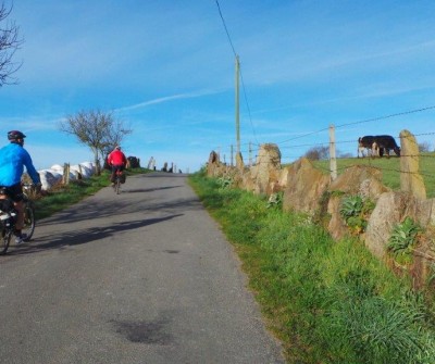 Bicigrino a la salida de Portomarín, en el Camino Francés