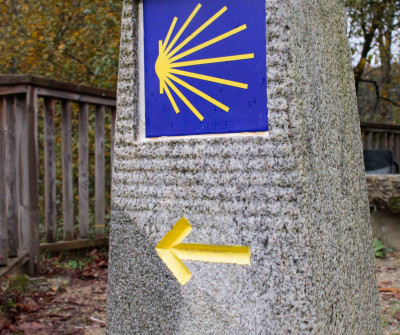 Mojón del Camino de Santiago en Sarria