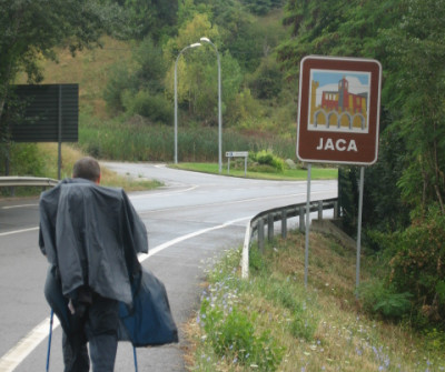 Peregrino llegando a Jaca, en el Camino Francés
