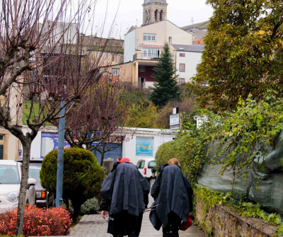 Peregrinos a su paso por Sarria, en el Camino Francés