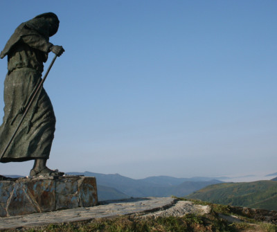 Peregrino en el alto de San Roque, en el Camino Francés