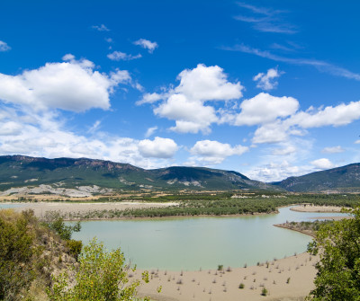 Embalse de Yesa, en el Camino Francés por Aragón