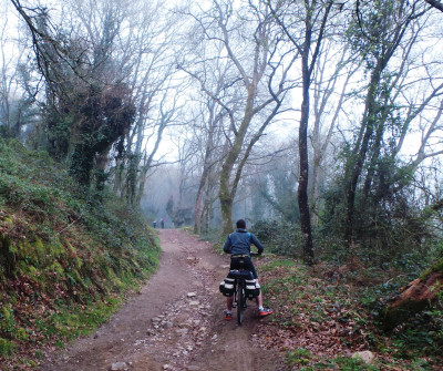 Bicigrino a la salida de Sarria en el Camino Francés