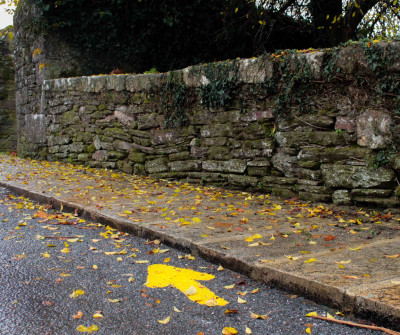 Flecha amarilla en las calles de Sarria, en el Camino Francés