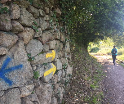 Flechas amarillas en Tui marcan el Camino Portugués