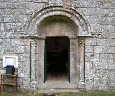 Entrada de la iglesia de San Romao de Retorta