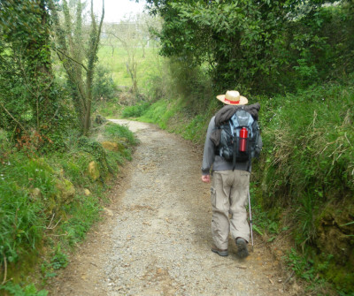 Peregrino recorriendo la primera etapa de Camino Primitivo