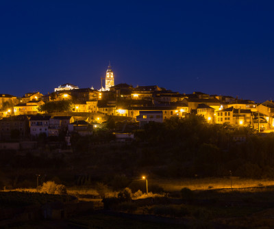 Vista nocturna de Puebla de Sanabria, en el Camino Sanabrés