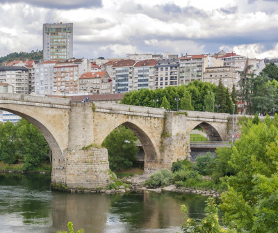 Puente viejo de Ourense por el que entran los peregrinos