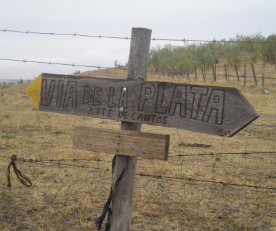 Flecha señalando a Fuente de Cantos